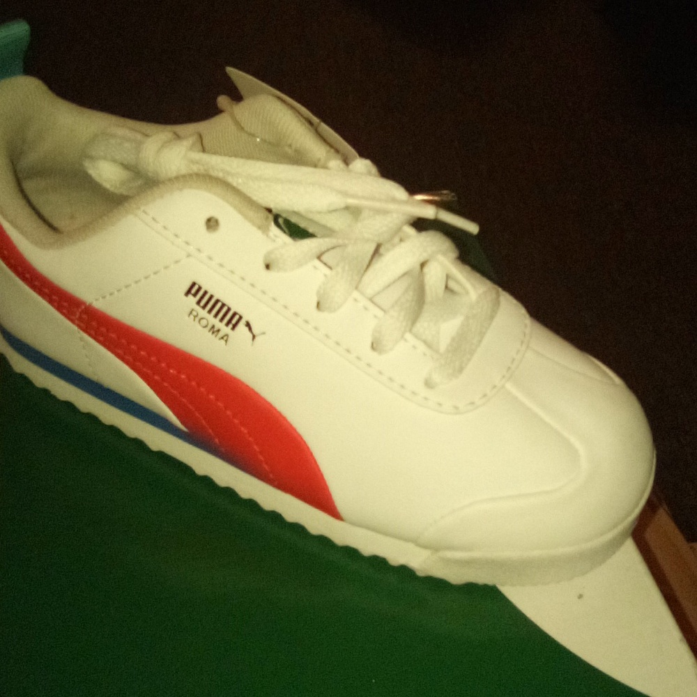 Kids tennis shoes